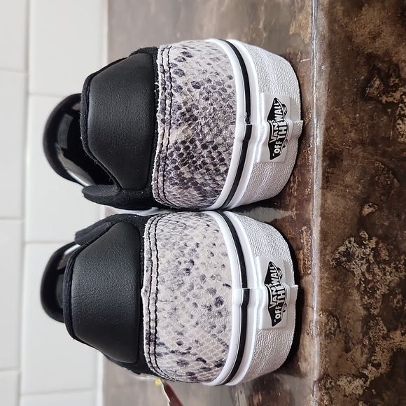 Vans - Picture 3 of 6